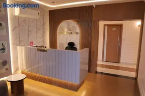 Hotel Serenova Inn - Image 1