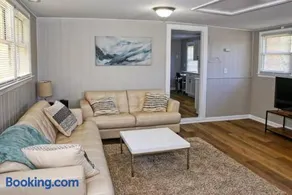 Lake Norman Getaway with 4 Beds - Image 2