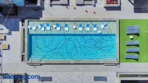 Luxury Houston Apartment Rooftop Pool, City Views & King Beds Near Downtown - Image 4