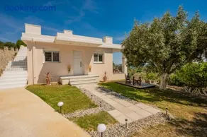 Thomas & Elena Holiday House - Image 2
