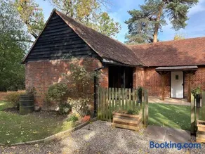 Country Cottage with moat - Image 2