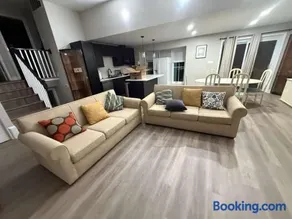 Spacious 5 bedroom single family home sleeps 12 with driveway near DC - Image 1