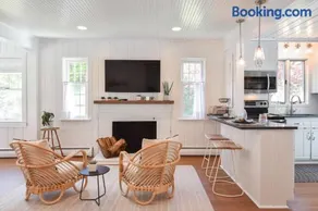 Spacious Beach House 6 Min Walk to Beach - Image 2