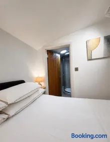 The Old Pub Wiltshire A Unique Luxury Cellar Retreat with Private Sauna Gym and Movie Room - Image 3