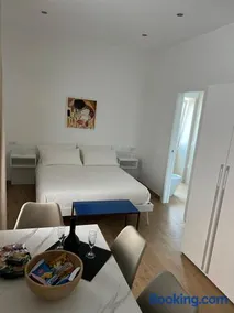 VR home - Image 1