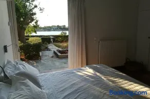 Pine tree beachfront villa - Image 4