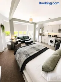 Classy Studio Apartment In Brighton - Image 2