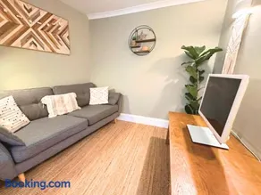 Luxurious Amberley House I Near Goodwood Events I With Garden & Parking - Image 4