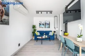 Family Garden House with Free Private Parking, Playground, BBQ and AirCond - Image 2