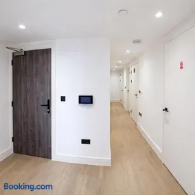 Boleyn Apartment in London - Image 4