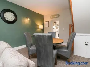 Wood Cottage - Image 4