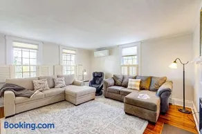 Classic home with prime location 1 block from Main Street - Image 4