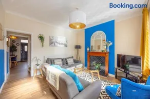 Summer Lane Business Stays 3 Bedrooms 6 Beds Ideal For Longer Stays-Near M1 - Image 3