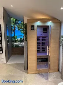 "Penthouse Suite" Private Wellness-Suite für zwei mit Whirlpool & Sauna - Image 2
