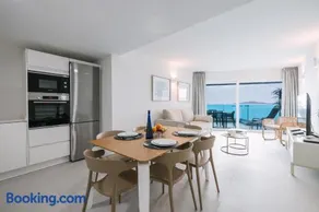 Blue Balcony Suites by Airnest - Image 1
