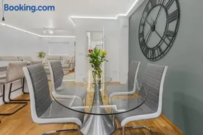 Great spacious house with parking and garden - Image 4