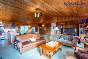 Cascade View Log Cabin Cozy Mountain Escape on over 2 Acres Dog Friendly - Image 3