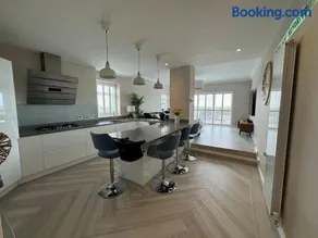 3 bed Garden Apt, Clifftop, sleeps 8 with parking and Lazy Spa - Image 4