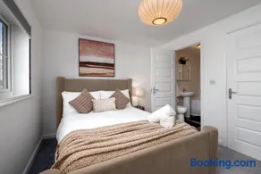 Opulent 3BR Home Near Bluewater I Free parking - Image 1