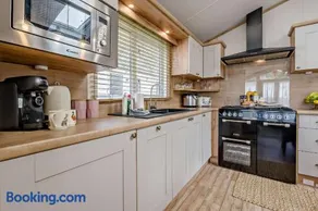 Bunny Lodge Quiet 2-Bed Luxury Home near Milford on Sea - Image 4