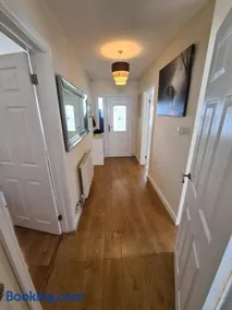 Stylish family home with free parking near Bristol & Bath - Image 4