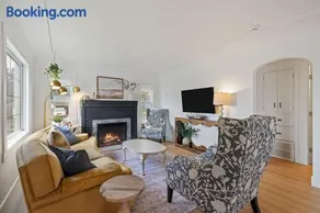 Camas Getaway Near Downtown Big Windows - Image 2