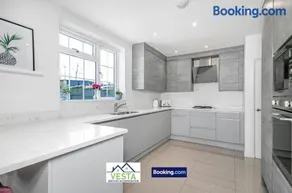 Three Bedroom House By Vesta Serviced Accommodation & Short Lets Borehamwood With Free WiFi & Free Parking - Image 5