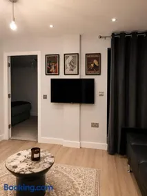 Modern apartment with private balcony - Image 4