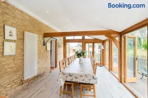 Hollyhock House Cotswold Farmhouse sleeps 10 - Image 3