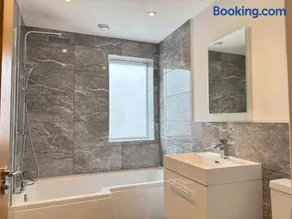 4BR - 3BA - Fast Wi-Fi - Free Parking - Garden - EV Point - Image 5
