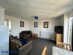 76 Brambles Chine, 2 bedroom bungalow in beautiful holiday village, 1 night stays and Ferry travel offer available - Image 5