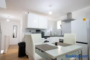 3 Bedrooms House in the Heart of East London - Image 4