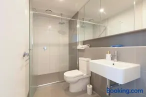 1 BRM 1 BATH, South Melbourne, Spacious with Balcony GS704 - Image 2