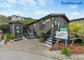 Mullion Cove Coastal Retreat - Image 4