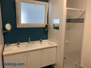 Chambre avec salle de bains privée - Wifi - Coin repas - Garage vélos - Image 2