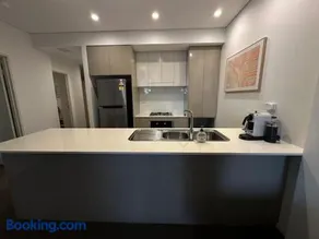 Ryde Modern Apartment Close to Transport - Image 3