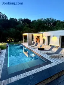 Small house with swimming pool and jacuzzi - Image 1