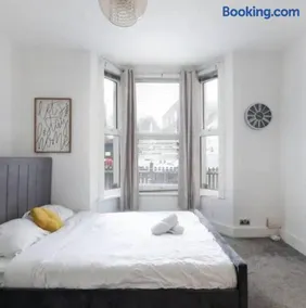 Cosy & Stylish Two Bed Apartment - Image 3