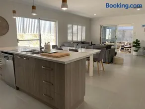 Alkimos Beach Family Accommodation - Image 1