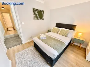 Spacious Four Bedroom Home Close to Beach and Town with Garden - Sleeps 8 - Image 4