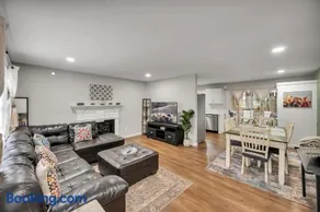 4 Beds, Near UNC, Packnplay, walk to Golf, Kids Essentials - Image 1