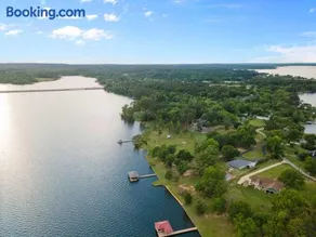 Peaceful Lakeside Serenity on Lake Palestine - Image 3