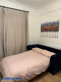 Freshly decorated apartment 10 mins from Cotswolds Child Friendly Great location with plenty of nearby free parking freestanding bath and outdoor private terrace area - Image 5