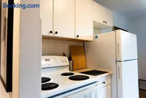 Bright & Stylish Forest Hill Gem Near Downtown - Image 4