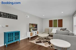 Prime Location, Cozy & Spacious home in Schaumburg - Image 2