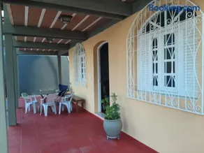 Casa 5 quartos, ampla, a 100 metros da praia. Amigos e família são bem vindos a essa casa. Venha viver momentos inesquecíveis aqui. - Image 1