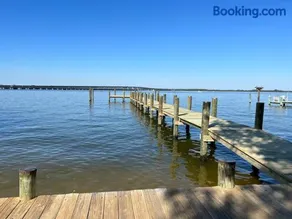 Waterfront Getaway with Pier - Sleeps 10, 4 bedrooms - Image 4