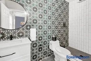 Single Bedroom - Queen Size. Heart of Downtown Vista - Image 3