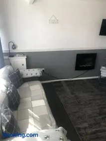 2 Bedroom Chalet Close to Beach - Image 5
