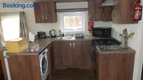 Modern 3 bedroom lodge at Avonvale Holiday Lodges - Image 2